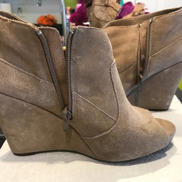 Steve Madden Suede Tan Wedges with Tassles - Picture 5 of 9